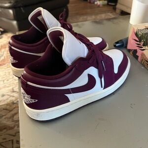 Jordan 1 Bordeaux and white color way. Like new condition. Tried on only